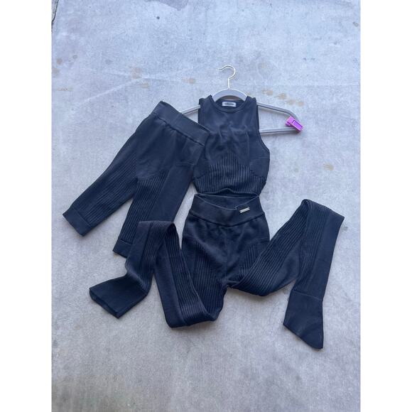 Manière De Voir Seamless Ribbed Activewear Set – Black Tank & Leggings - Picture 2 of 4